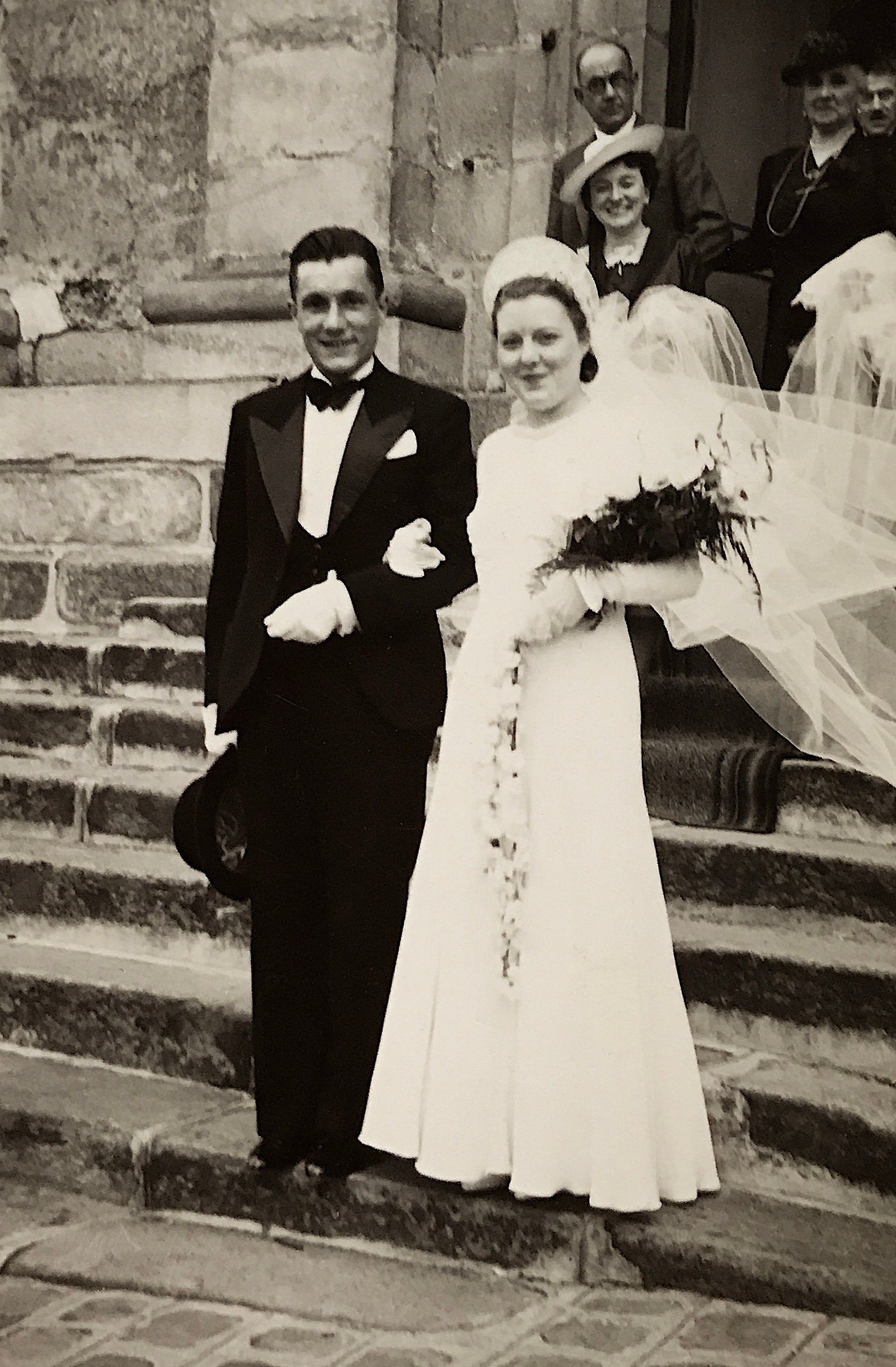 Georges et Betty Angibous, mes parents, avec à l’arrière plan, mes deux grands-pères et ma grand-mère / Coll. Angibous-Esnault Ch.